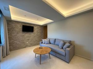 Uma TV ou centro de entretenimento em Elpida Luxury Apartments Suites