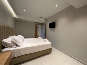 Cama ou camas em um quarto em Elpida Luxury Apartments Suites