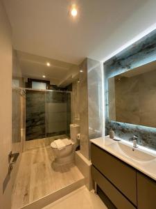 Um banheiro em Elpida Luxury Apartments Suites