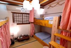 Kama o mga kama sa kuwarto sa Hostel Caranashi