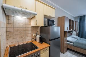 O bucătărie sau chicinetă la Plázs Home Apartman