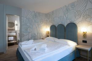 A bed or beds in a room at Hotel Sole - Sonne