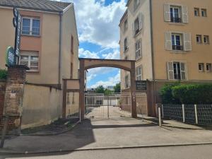 een ingang naar een gebouw met een boog voor de deur bij Logis Hôtel du Cirque Troyes centre historique in Troyes