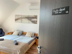 Postel nebo postele na pokoji v ubytování Belle Apartman