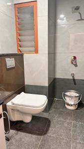 een badkamer met een wit toilet in een kamer bij HOTEL RAMSON'S INTERNATIONAL in Mysore