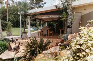 patio ze stołem i krzesłami na dziedzińcu w obiekcie Ridgeway Place w mieście Harare