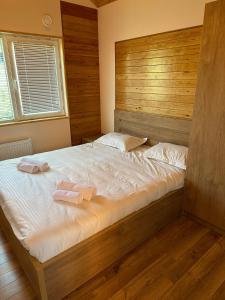 - une chambre avec un grand lit et 2 serviettes dans l'établissement Kokhta Villa In Bakuriani, à Bakuriani