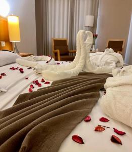 una camera d'albergo con rose su un letto di Caesar Hotel Ramallah a Ramallah