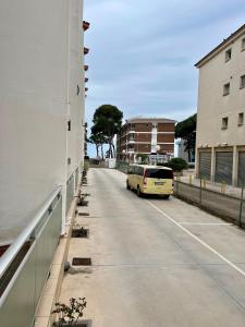 カンブリルスにあるApartamento con vista lateral, playa Cambrils-Vilafortunyの隣の路上駐車バン