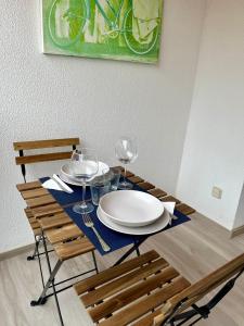 カンブリルスにあるApartamento con vista lateral, playa Cambrils-Vilafortunyのテーブル(皿、ワイングラス付)