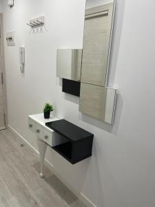 カンブリルスにあるApartamento con vista lateral, playa Cambrils-Vilafortunyのバスルーム(洗面台、壁掛け鏡付)