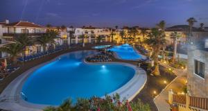 uma vista superior de uma piscina num resort em Apartamentos Hesperia Bristol Playa em Corralejo