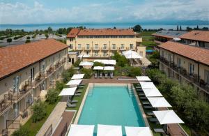 Baseinas apgyvendinimo įstaigoje Leonardo Hotel Lago di Garda - Wellness and Spa arba netoliese