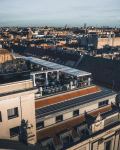 een uitzicht op de stad vanaf de top van een gebouw bij Mystery Hotel Budapest in Boedapest