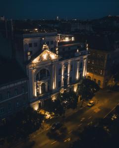 een gebouw verlicht in de nacht met lichten bij Mystery Hotel Budapest in Boedapest