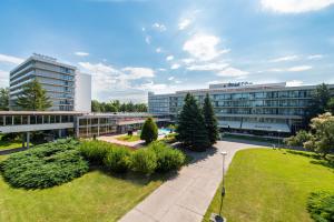 - une vue aérienne sur un bâtiment avec un parc dans l'établissement Ensana Splendid, à Piešťany