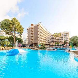 A piscina localizada em Golden Avenida Family Suites 4* ou nos arredores