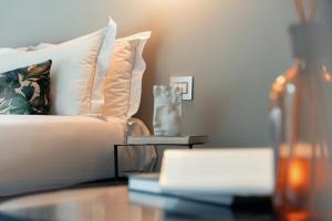 een woonkamer met een bed en een tafel met een tafel sidx sidx bij HOTEL VITE - By Naman Hotellerie in Rome