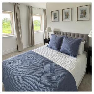 A bed or beds in a room at Eastbury House near Garryvoe Hotel & Ballymaloe House