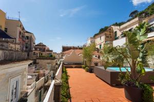 Poolen vid eller i närheten av Etrus Boutique Room Amalfi