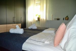 um quarto com uma cama grande e toalhas em Charmantes Privatzimmer in der Stadt em Koblenz