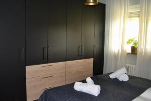 um quarto com um armário grande com toalhas numa cama em Charmantes Privatzimmer in der Stadt em Koblenz