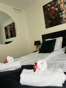 - une chambre avec un lit et des serviettes dans l'établissement Hotell City Karlshamn, à Karlshamn