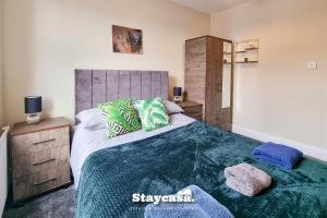 Postelja oz. postelje v sobi nastanitve Rustic Ebony Suite With Free Parking