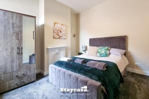 Postelja oz. postelje v sobi nastanitve Rustic Ebony Suite With Free Parking