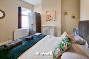 Postelja oz. postelje v sobi nastanitve Rustic Ebony Suite With Free Parking