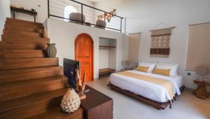 una camera con letto, TV e scale di Sama Villa Amed ad Amed