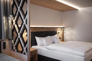 A bed or beds in a room at Hotel Alpenblick