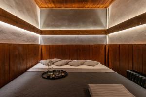 um quarto com uma cama com uma mesa em Wellness Hotel Šedý Vlk em Harrachov