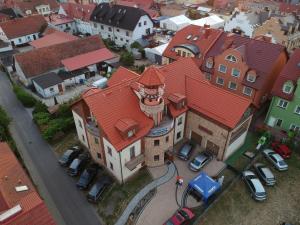 uma vista superior de uma casa grande com um telhado vermelho em Willa Latarnik - doskonała lokalizacja, blisko atrakcji, 20min do plaży em Łeba