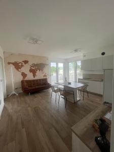 uma sala de estar com uma mesa e um mapa na parede em Attico Sole em Lido di Jesolo