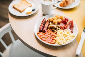 une assiette de nourriture pour le petit-déjeuner sur une table dans l'établissement Hampton By Hilton Belfast City Centre, à Belfast