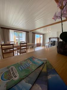 A seating area at Cozy 2-Bedroom Bungalow