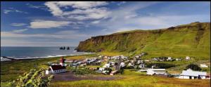 une ville sur le flanc d'une colline près de l'océan dans l'établissement Dream Guesthouse, à Vík