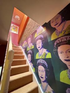 a set of stairs with a mural of a woman w obiekcie the crown loft ensuite luxury accomodation w mieście Kingston upon Thames