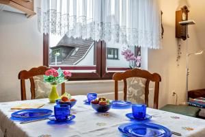 una mesa de comedor con platos azules y una ventana en Ferienwohnung auf der Insel Rügen, en Bergen auf Rügen