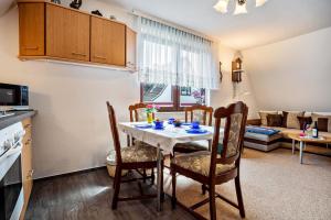 cocina y sala de estar con mesa y sillas en Ferienwohnung auf der Insel Rügen, en Bergen auf Rügen