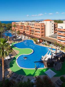 uma vista aérea de um resort com uma grande piscina em H10 Mediterranean Village em Salou