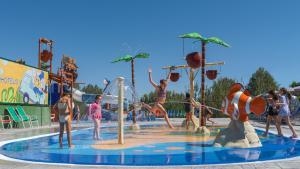 um grupo de crianças brincando em um parque aquático em H10 Mediterranean Village em Salou