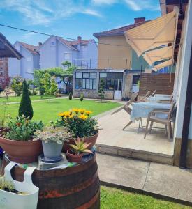 un patio con una mesa y flores en Apartments Three Ohrid, en Ohrid