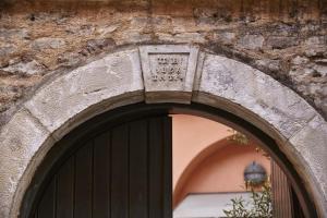 een boog over een deur in een bakstenen gebouw bij The Captain's House Boutique Hotel in Preveza