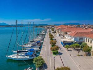 een rij boten aangemeerd in een jachthaven naast huizen bij The Captain's House Boutique Hotel in Preveza