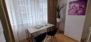 stół i krzesła w pokoju z oknem w obiekcie Tallinn City Center Studio Apartment w Tallinnie