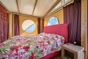 Tempat tidur dalam kamar di Tenda Glamping vicino al mare