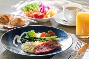 une assiette de nourriture sur une table avec une assiette de nourriture dans l'établissement Hotel Flora Funabashi, à Funabashi