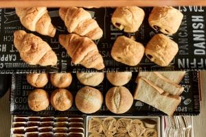 - un assortiment de pains et de viennoiseries dans l'établissement Hotel Flora Funabashi, à Funabashi